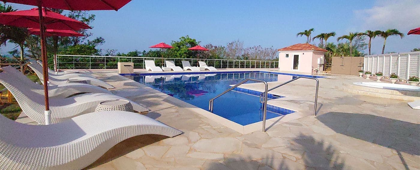 宿泊のお客様は無料でご利用いただける、屋外プール。ジャグジー・サウナも完備。