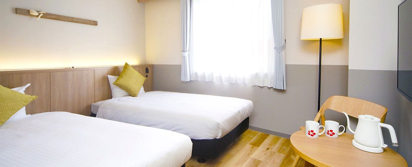 コーラルツイン：ウッド調でまとめたナチュラルな色調の客室。