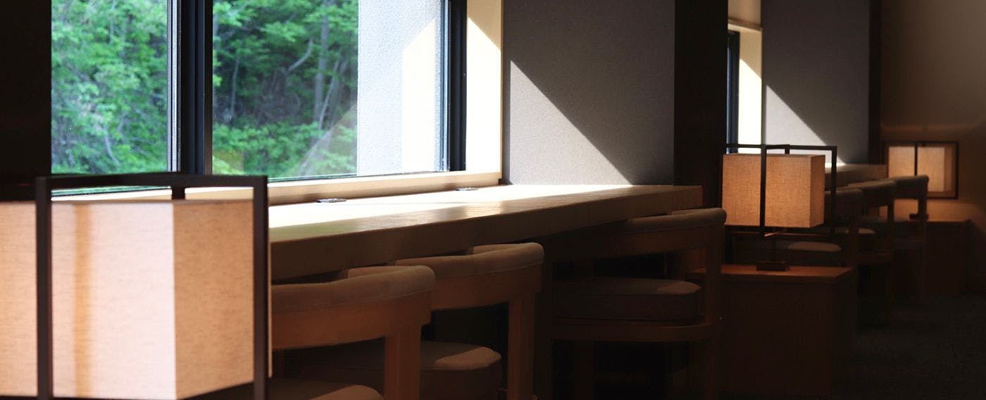 【3階ラウンジ「THE LOUNGE DAY OFF」】コンセント付のカウンター席。イヤホンを使って動画鑑賞なども。