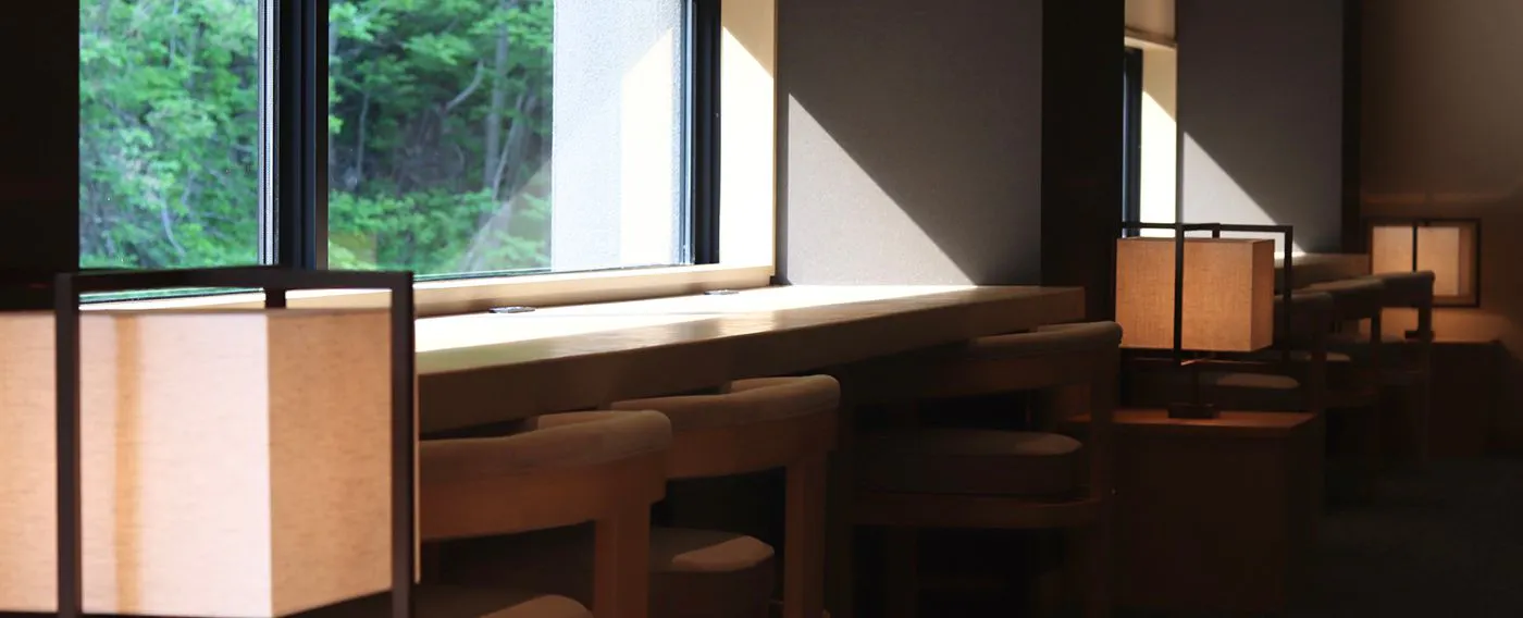 【3階ラウンジ「THE LOUNGE DAY OFF」】コンセント付のカウンター席。イヤホンを使って動画鑑賞なども。