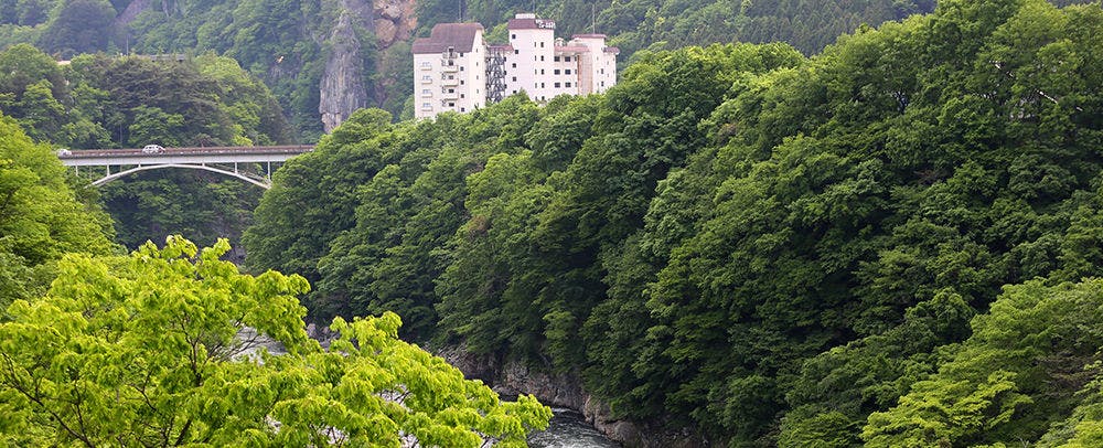 ทิวทัศน์ที่งดงามของน้ำพุร้อนคินุกาวะที่แผ่ขยายไปตามหุบเขา