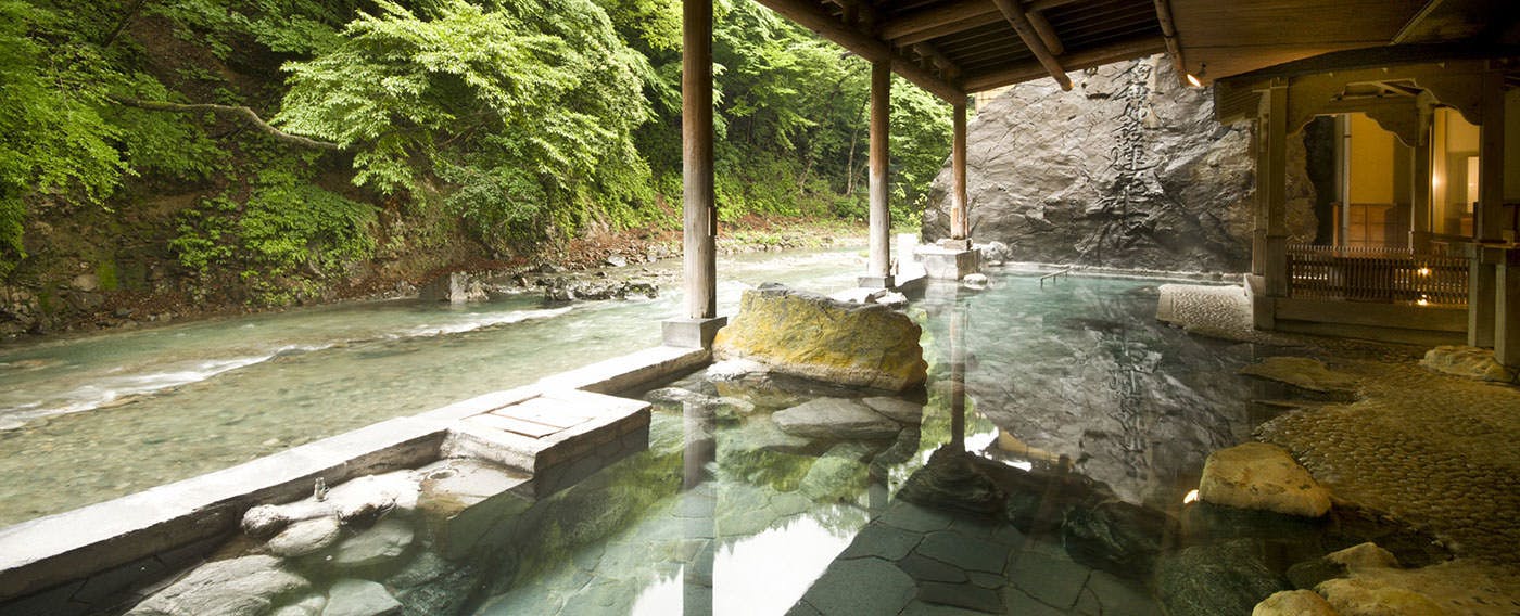 บ่อน้ำพุร้อนกลางแจ้งขนาดใหญ่