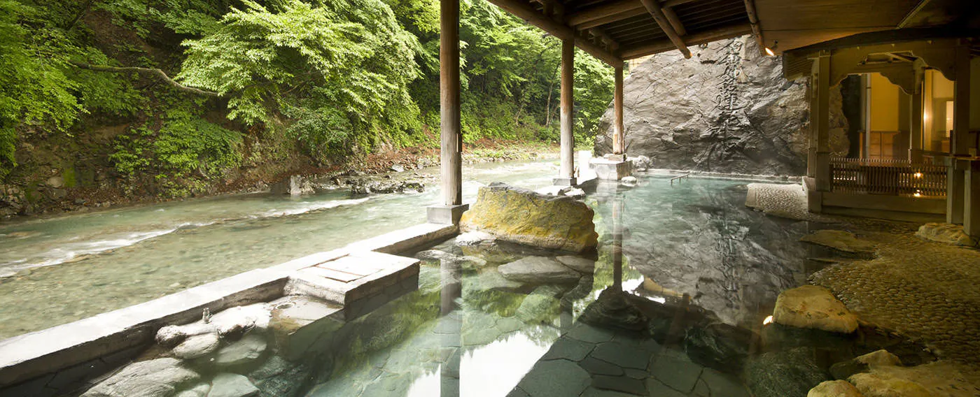 บ่อน้ำพุร้อนกลางแจ้งขนาดใหญ่