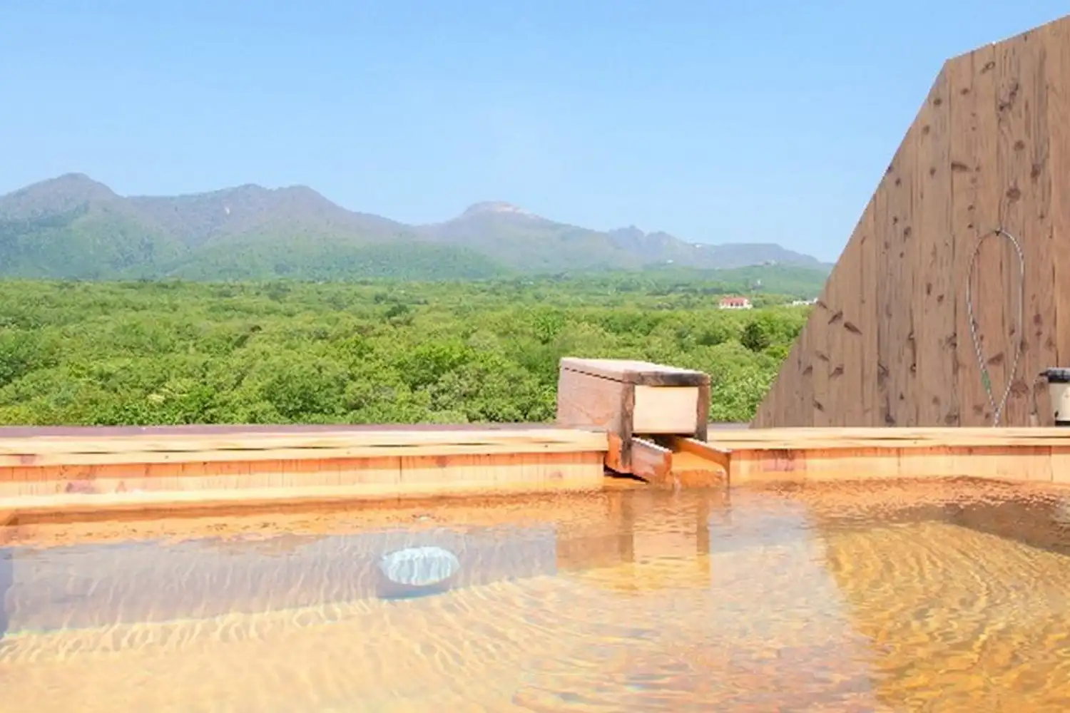 ออนเซ็นกลางแจ้งพร้อมวิวทิวทัศน์ที่งดงาม