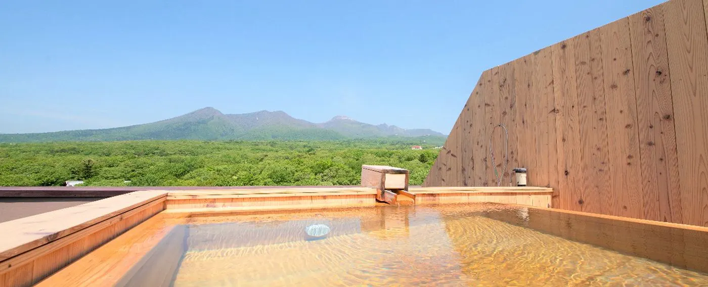 อ่างอาบน้ำกลางแจ้งบนดาดฟ้าสำหรับเช่าแบบส่วนตัว