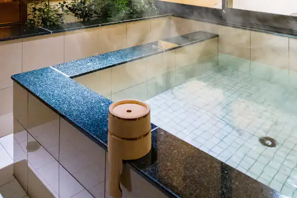 Mata air panas terbuka di bilik tetamu