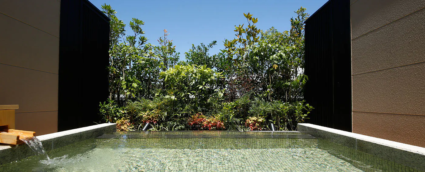 Kolam mandi terbuka di atas bumbung
