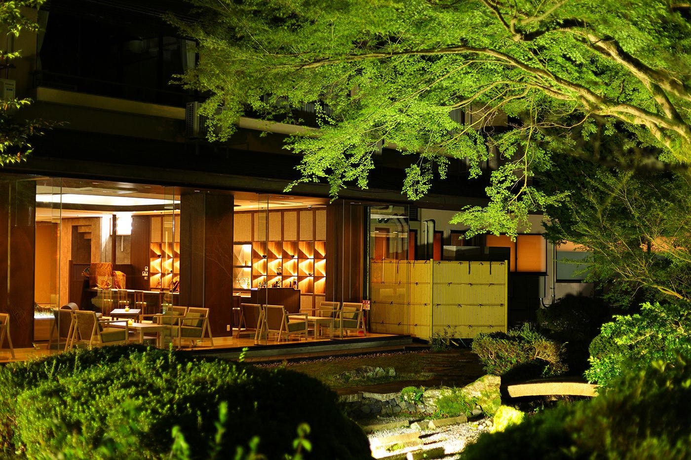 日本庭園から見たロビー