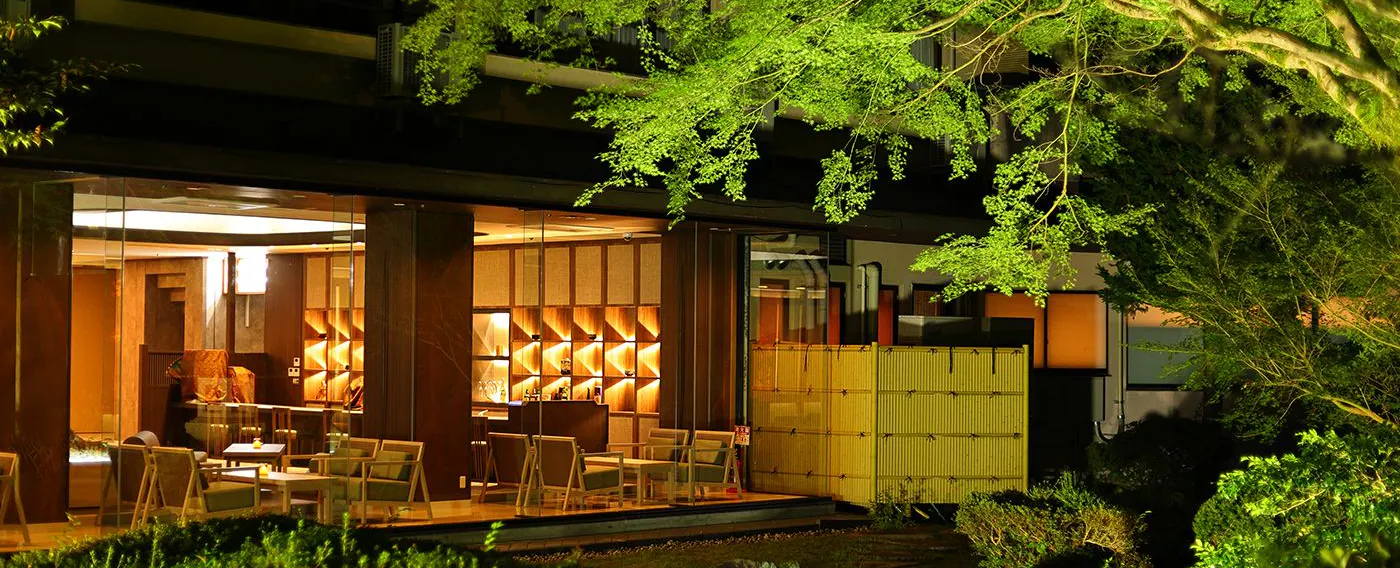 日本庭園から見たロビー