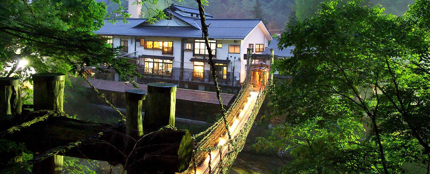 本家伴久　～時空を渡るかずら橋～