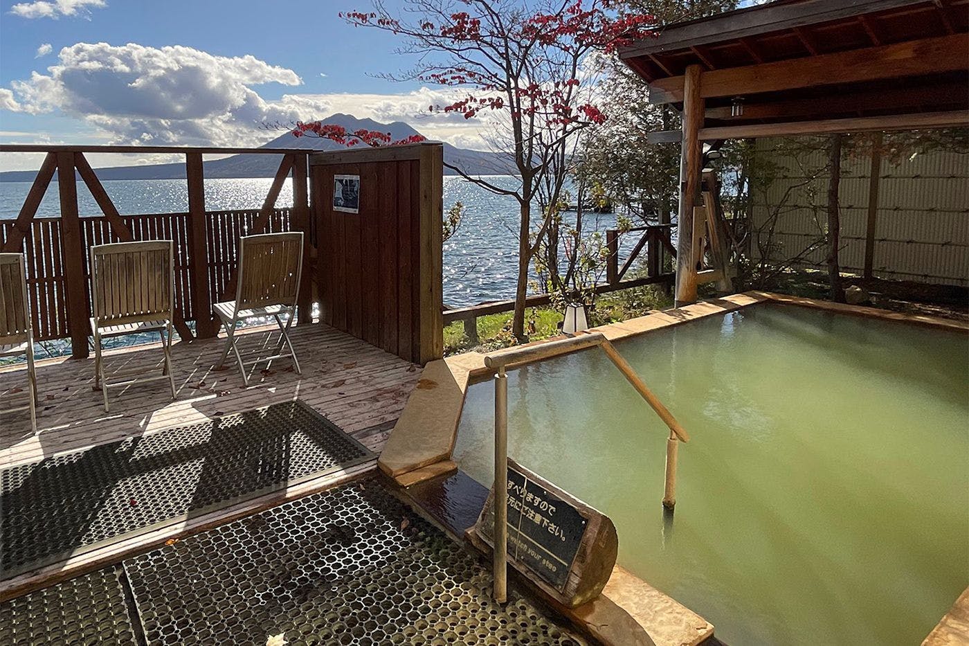 Pemandian umum wanita dengan pemandangan luar ruangan.