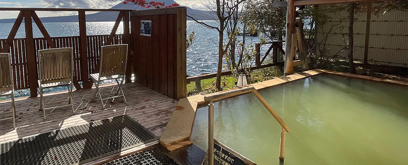 Pemandian umum wanita dengan pemandangan luar ruangan.