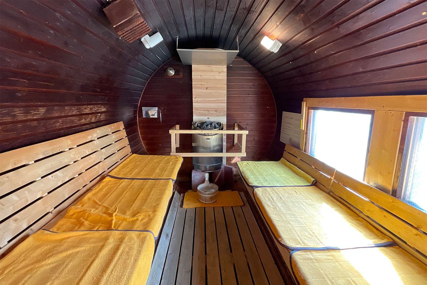 Pemandian wanita dengan sauna gaya Finlandia yang dapat menggunakan Löyly.