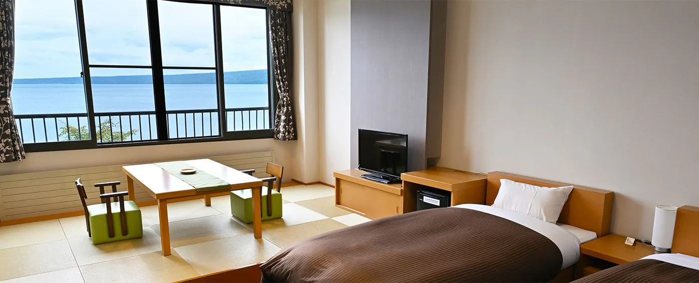 Kamar sisi danau dengan pemandangan indah Danau Shikotsu di Taman Nasional.