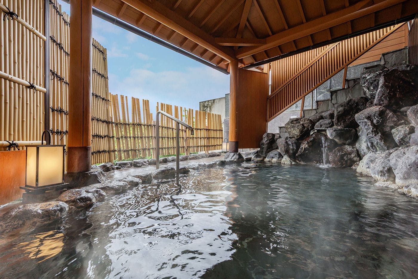 Mata air panas & bilik mandi awam besar