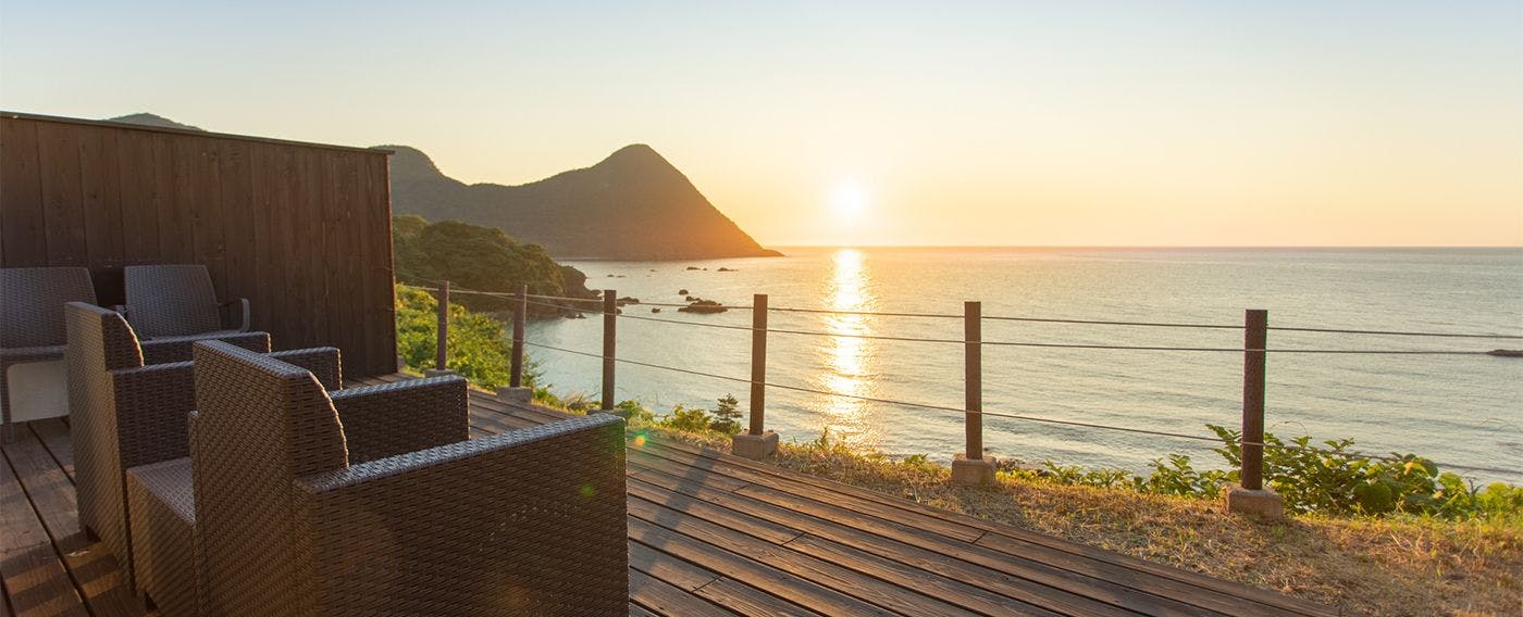 ห้องพักสไตล์ตะวันตกพร้อมดาดฟ้าอาบแดด