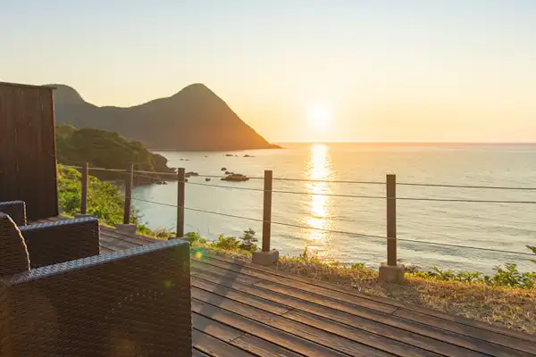 ห้องพักสไตล์ตะวันตกพร้อมดาดฟ้าอาบแดด