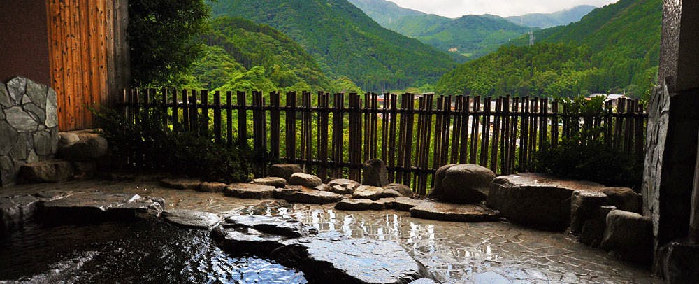 ทัศนียภาพจากบ่อน้ำพุร้อนกลางแจ้ง