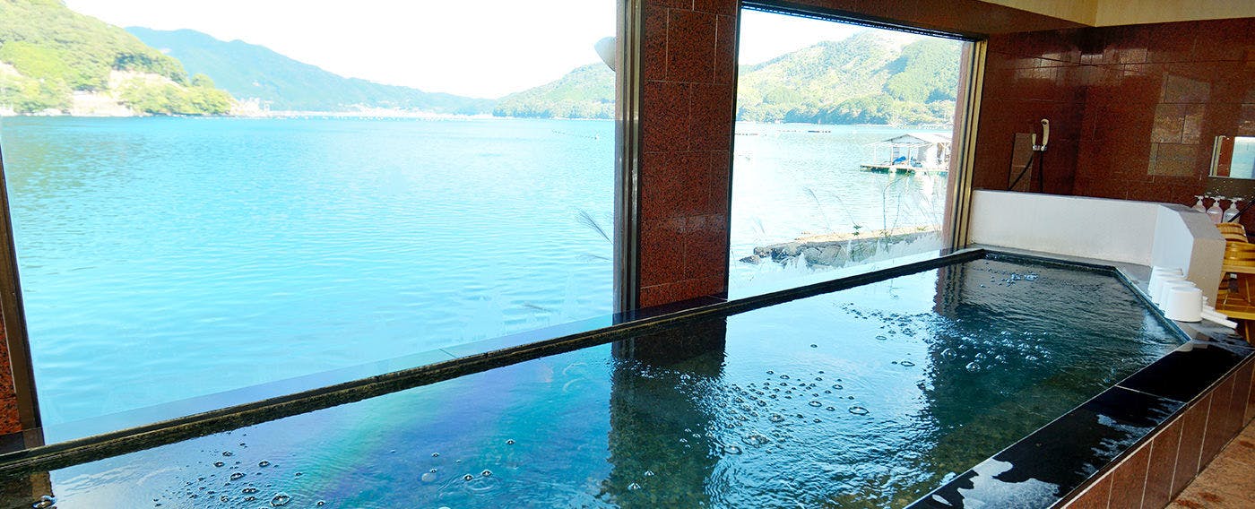 Mata air panas dan mandi