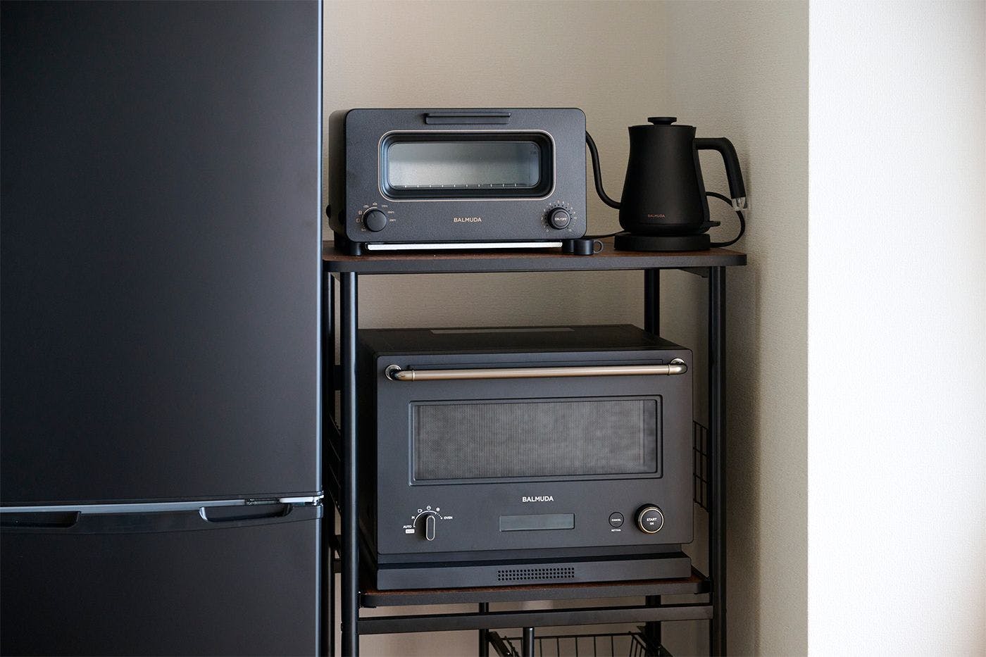 【客室設備】全室BALMUDAの電子レンジ・トースターを完備。