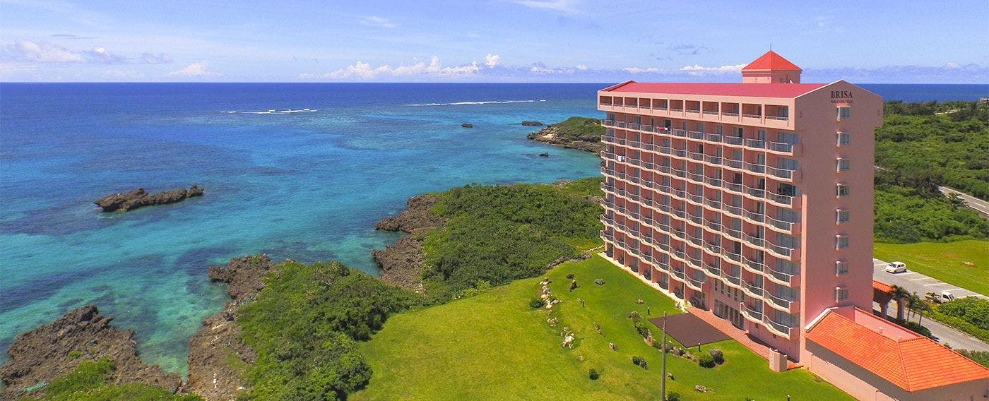 宮古ブルーが美しい海沿いに佇む、長期滞在型のコンドミニアム。