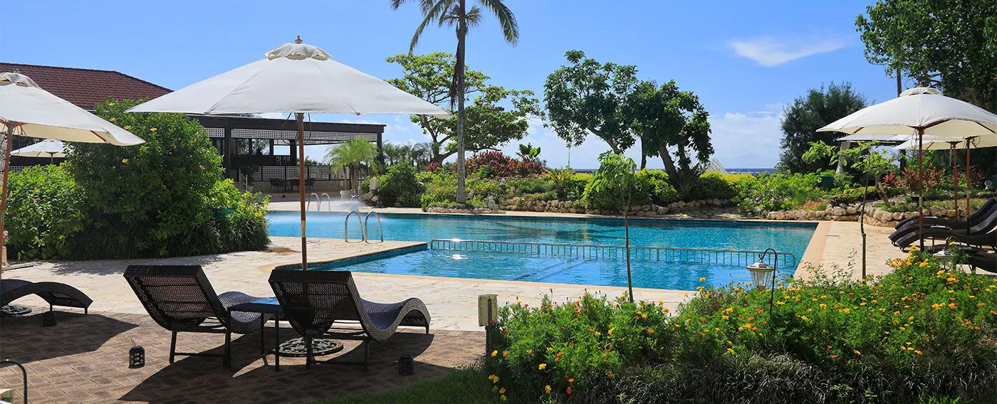 無料でご利用いただけます。プールサイドのテラスチェアでお過ごしいただけます。