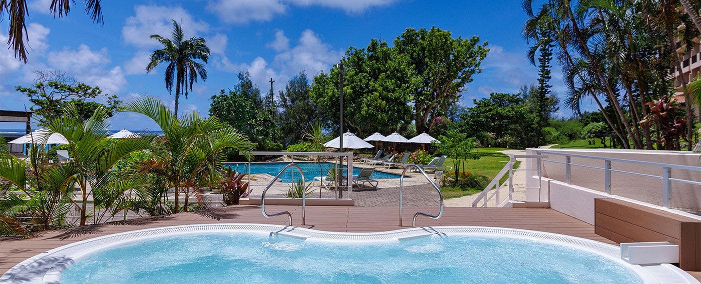 プールサイドには午前8時～日没までご利用可能のジェットバスをご用意。