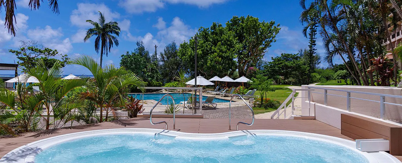 プールサイドには午前8時~日没までご利用可能のジェットバスをご用意。