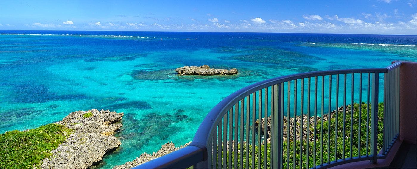 【バルコニーからの眺望（一例）】宮古ブルーをご堪能ください。（写真はイメージです）