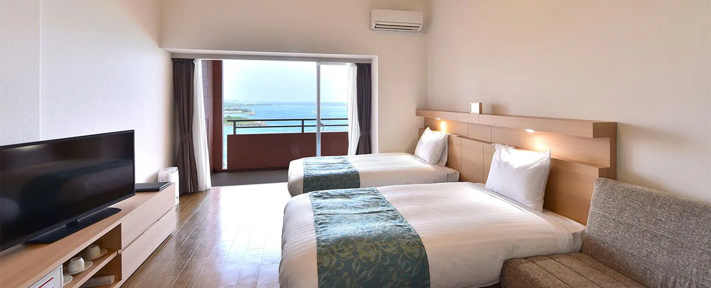 【タイプA1 洋室】ワーケーションや気軽なご旅行にもおすすめです。テラスからは宮古ブルーを一望。