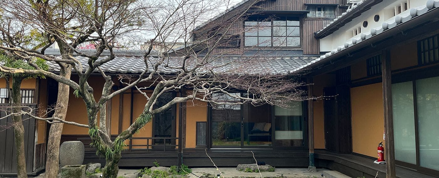 จากลานภายนอก