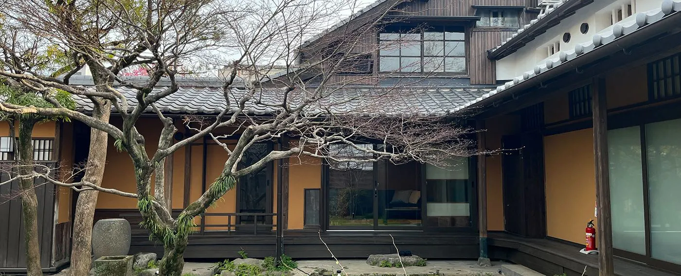 จากลานภายนอก