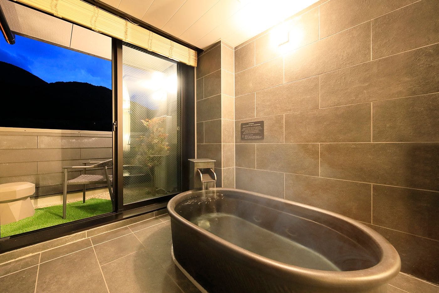 別館半露天風呂付き客室（一例）
