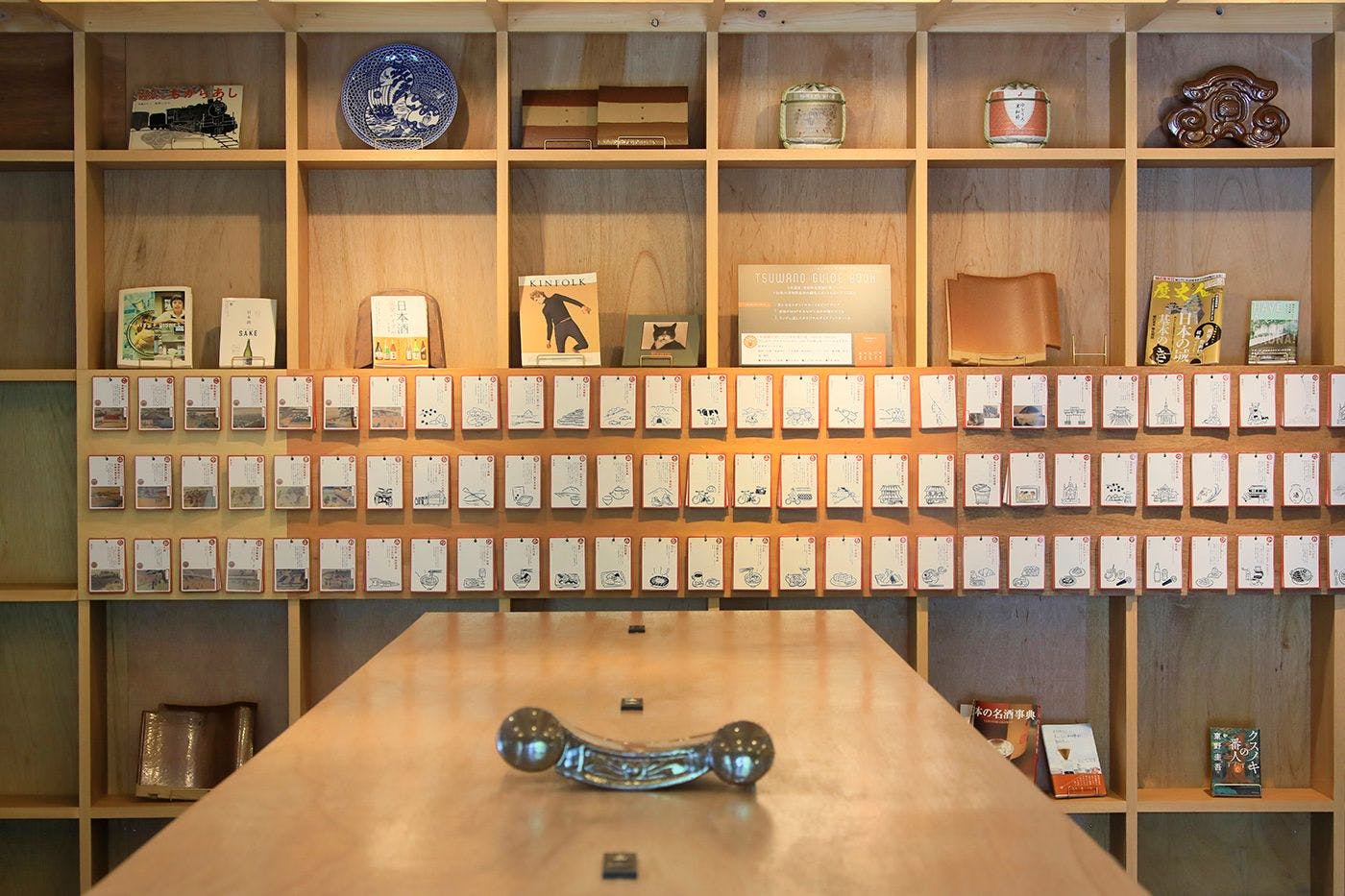 ロビーの壁に並ぶオリジナルカード（一例）