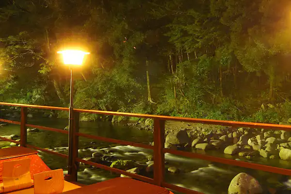 พื้นแม่น้ำ