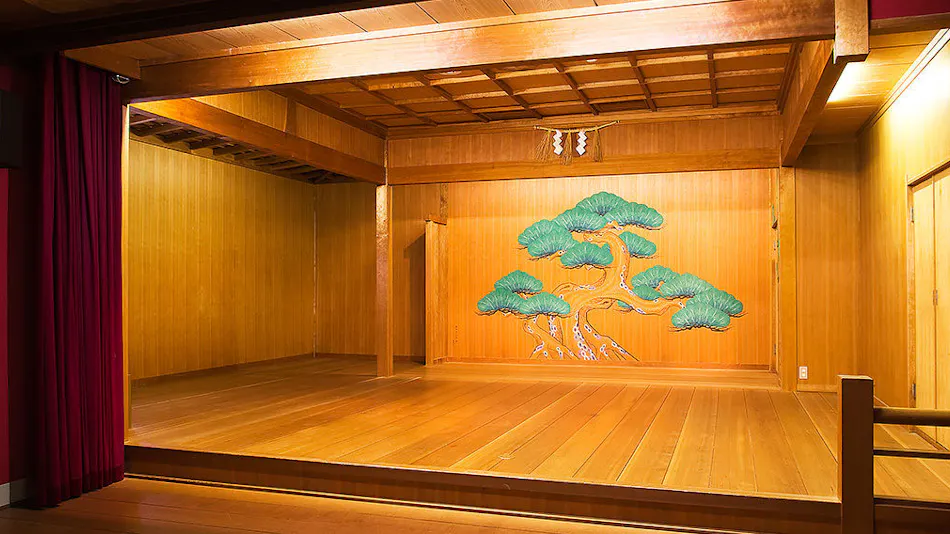Kanazawa Fukatani Onsen Motoyu Ishiya - A Secluded Inn with a Noh Stage