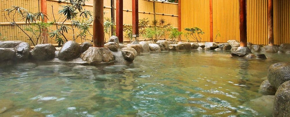 Kolam mandi air panas batu dengan air mata air dari tiga sumber Tateshina. Sangat baik untuk kecantikan kulit.