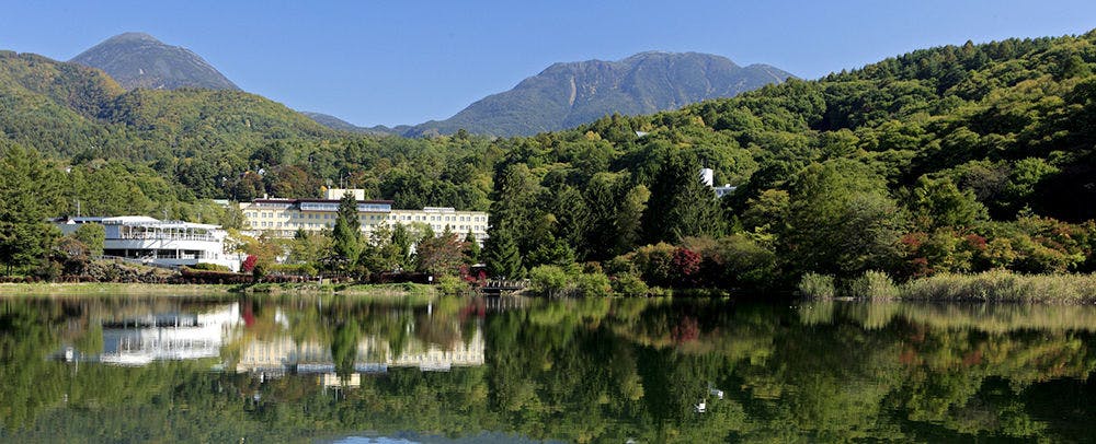 Pemandangan dari Tasik Tateshina. Kawasan luas yang dikelilingi oleh alam semula jadi.
