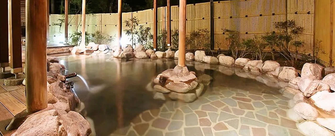 Kolam mandi air panas terbuka batu