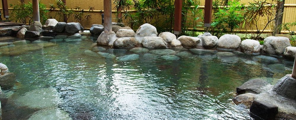 Kolam mandi air panas terbuka batu