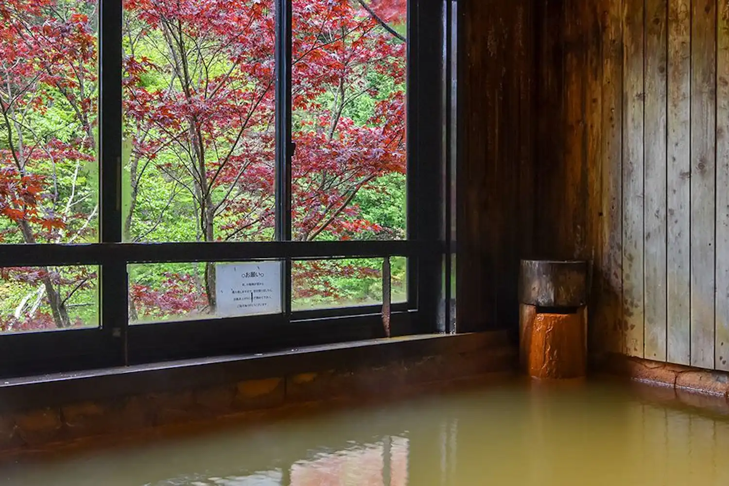 อ่างอาบน้ำกลางแจ้งแบบเปิดหน้าต่างได้