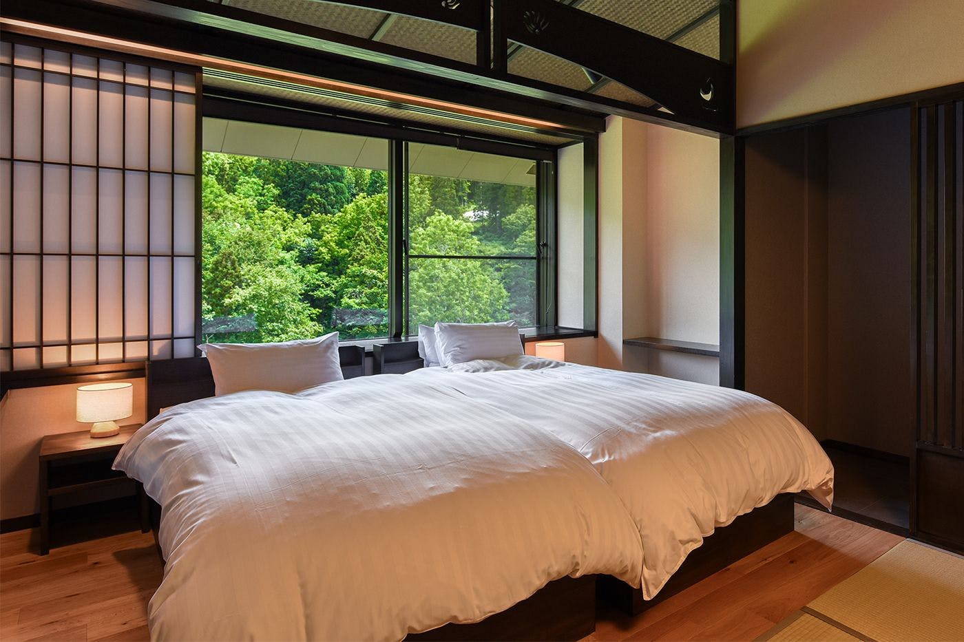 ห้องพักสไตล์ญี่ปุ่นและตะวันตกแบบเตียงคู่ "มันซากุ" (พร้อมห้องน้ำ)