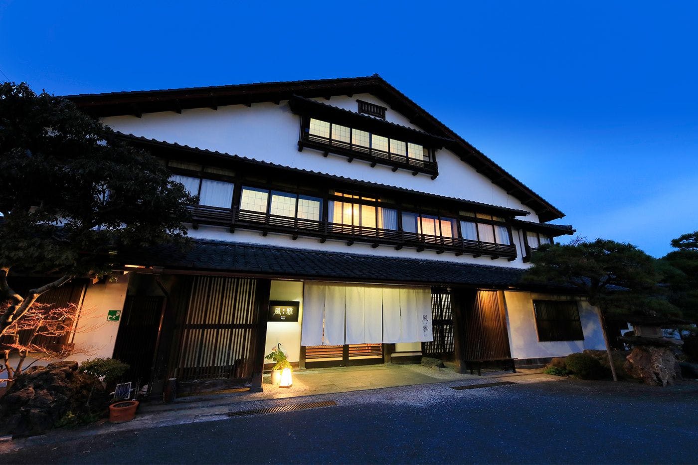 外観　夜
