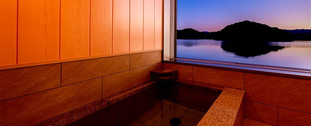 離湖を臨む、天然温泉「はなれ湖の湯」