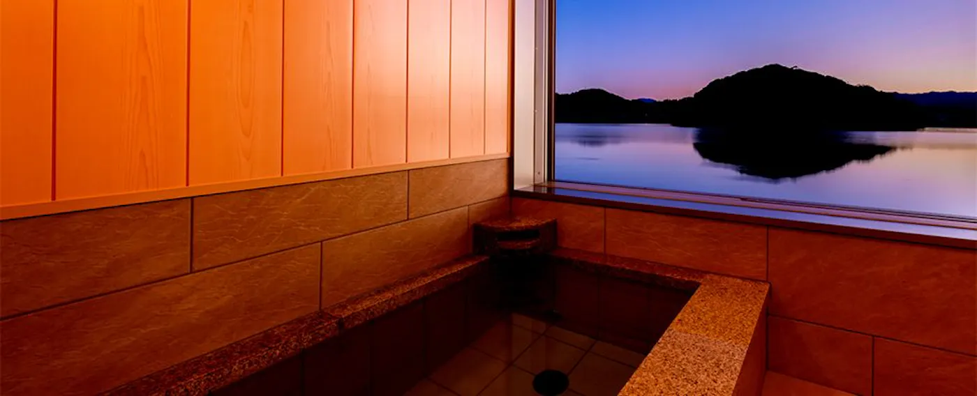 離湖を臨む、天然温泉「はなれ湖の湯」