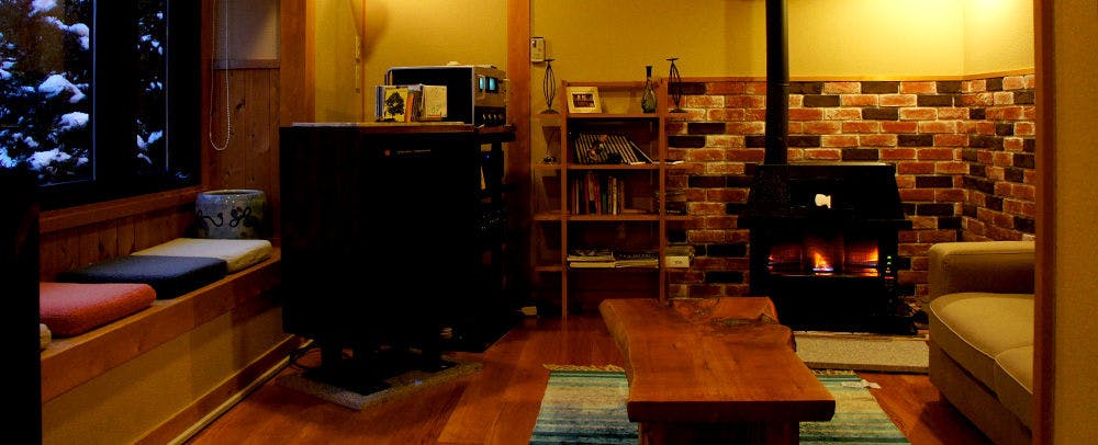 ช่วงเวลาแห่งการผ่อนคลายในห้องสนทนาที่มีเพลงแจ๊ส