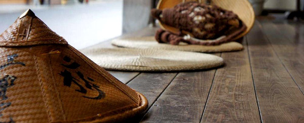 เฉลียงกว้างที่หันหน้าไปทางถนนสามารถใช้งานได้อย่างอิสระ