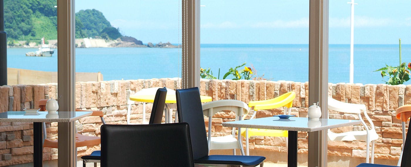 Kafe 'Plage' dengan pemandangan laut