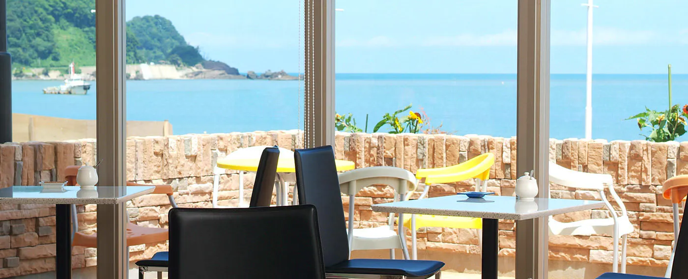 Kafe 'Plage' dengan pemandangan laut