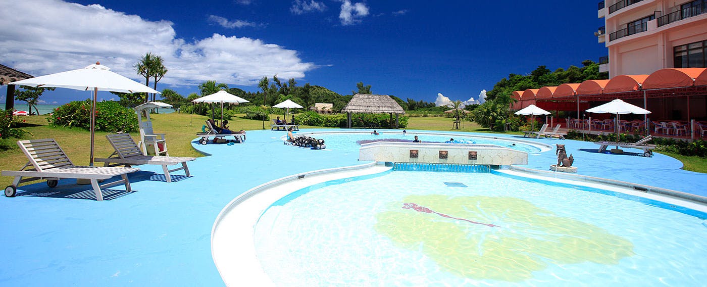 สระว่ายน้ำในสวน